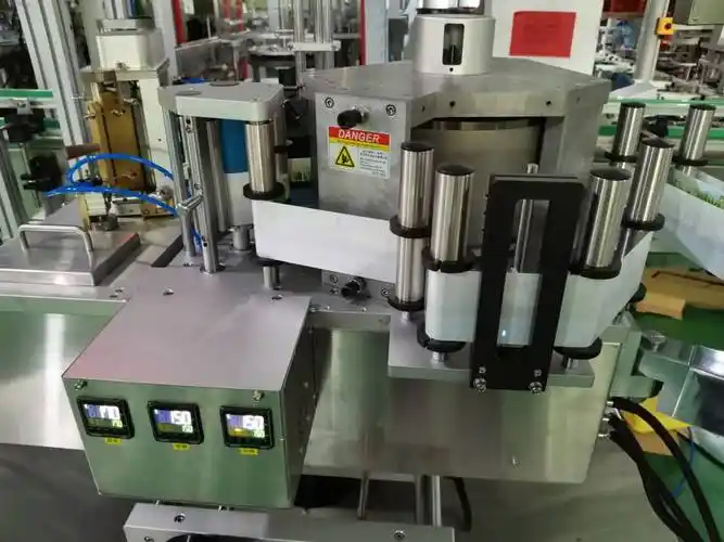 10斤家家宜洗洁精桶贴标机全自动热熔胶贴标机