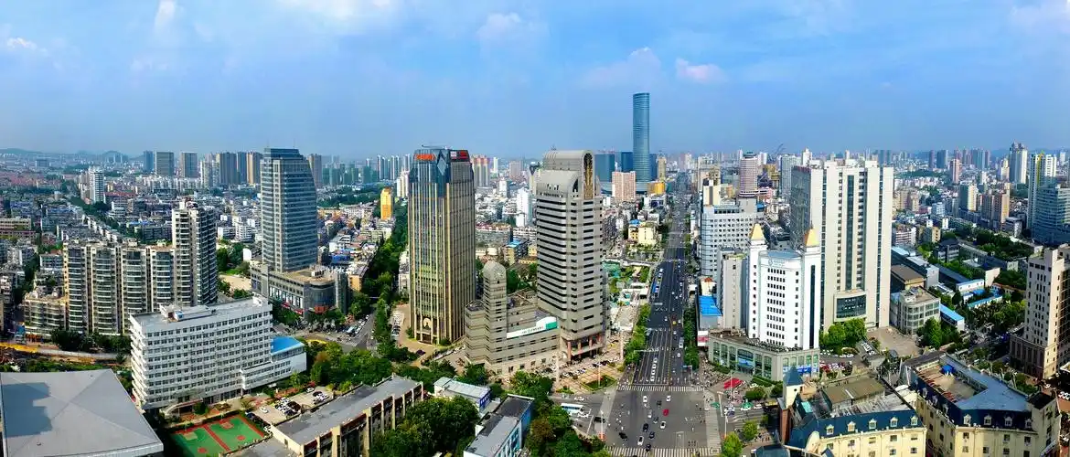 大手笔更新改造,大力度整治管理,稳步提升城区承载力和服务功能.