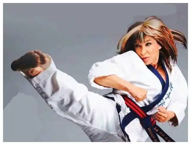 63岁"打女"罗芙洛近照,变化太大难以辨认,身手敏捷肌肉明显|罗芙洛