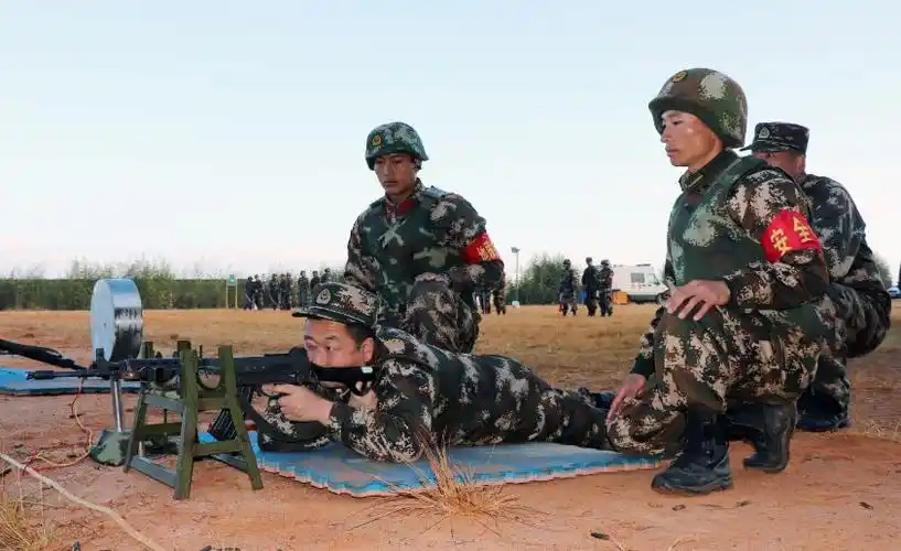 0武警】"士兵vs英雄"一场火药味十足的"射击对决"|刘建林|射击|武警