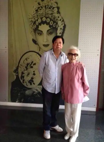 粤剧大师红线女去世剧迷怀念鬼音