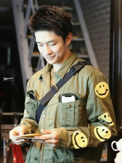 屈楚萧帅气大男孩私服穿搭