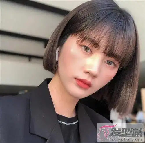 最新短发一刀切 诠释利落职场气质_发型站_最新流行发型设计发型图片