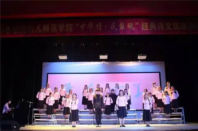 为了更好地展现班级风貌,各班从篇目选择,节目编排,创意设计等方面