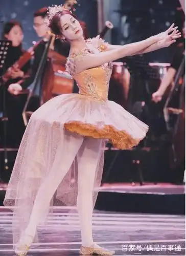 迪丽热巴表演完退场时不慎摔倒,网友:看着都心疼