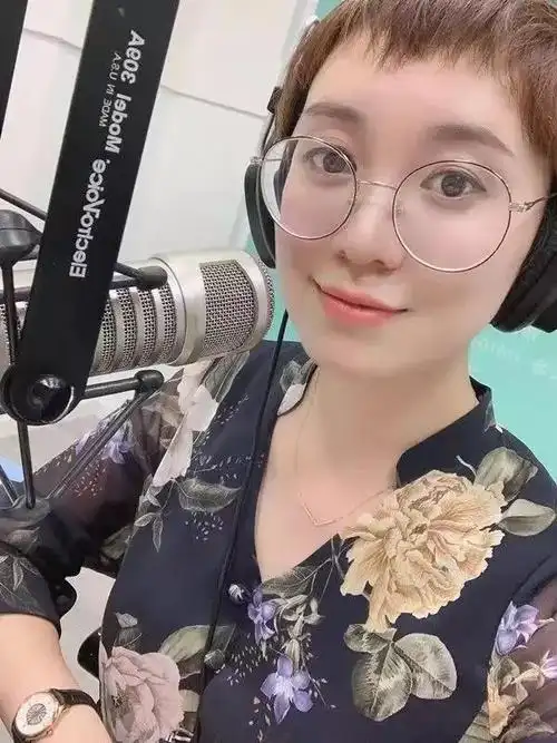 【体 验 官】:电台主持人黄晓敏【手术医生】:权威屈光专家陈鹏副院长