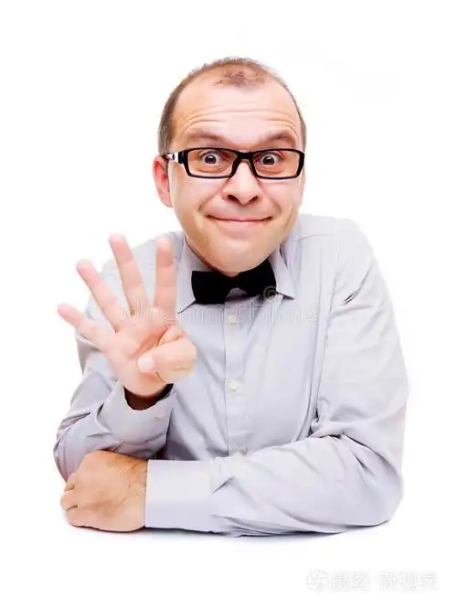 商人伸出四根手指