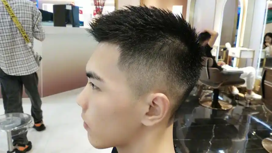 一款短发飞机头,适合脸型标准,让人感觉看着比较干净,阳光#广州剪发