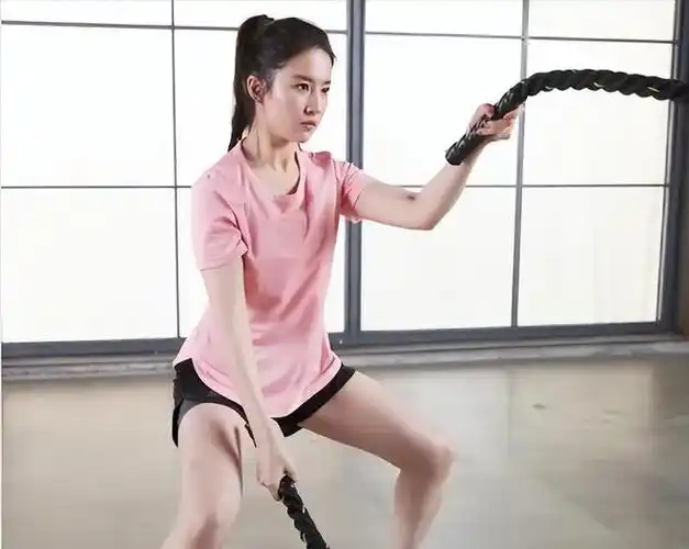 只要有时间,刘亦菲就到健身房锻炼,她觉得,每一次运动,都是在用行动