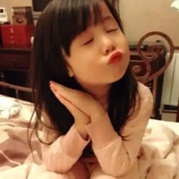 淘气的小萝莉很惹人爱,女生头像图片-回车桌面