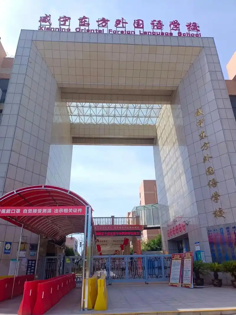 高二了,我还是第一次进到校园,文化墙上还看到了文慧画的作品, - 抖音