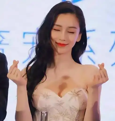 原创angelababy美出新高度凹字形身材抢眼比心动作令人心醉