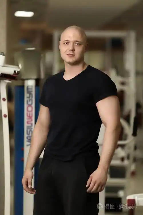 健身房放松的年轻人训练和休息概念帅气的健美运动员拥有理想的身材