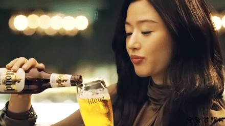 啤酒全智贤喝酒明星gif动图_动态图_表情包下载_soogif