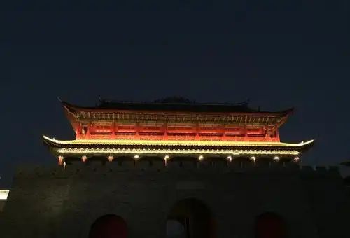 闽越水镇城门楼试亮灯现代城楼演绎栩栩如生的古典