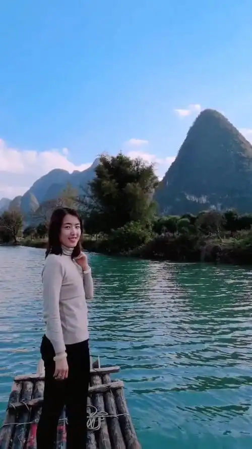 绿水青山,蓝天白云,风景如画,美人如玉