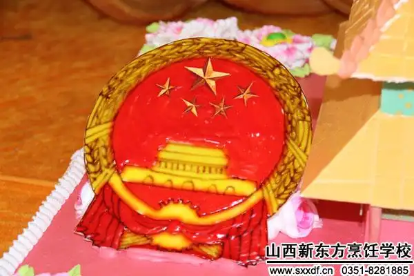 聚焦两会:山西新东方西点美女教师制作巨型蛋糕向两会浓情献礼!