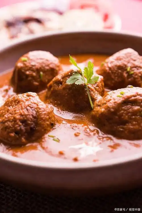 狮子头是中国传统美食之一,是江苏菜系的代表菜品之一,以其肉质鲜美