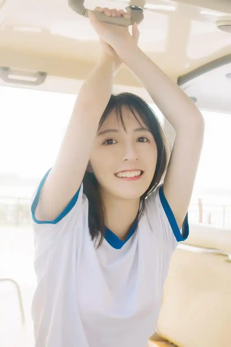 清纯短发学生妹运动服校园甜美写真图片