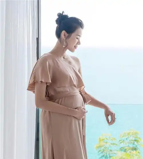 胡杏儿挺二胎孕肚下厨为老公李乘德做父亲节大餐