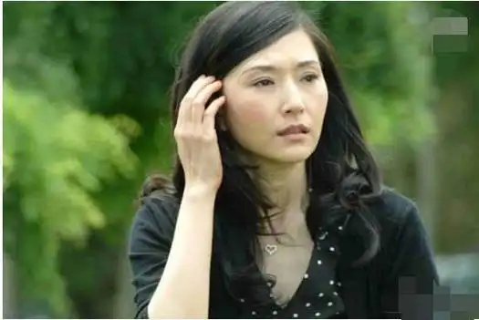 而反观谢祖武,在34岁的时候,通过相亲认识了现在的妻子江婷琳,结婚1年