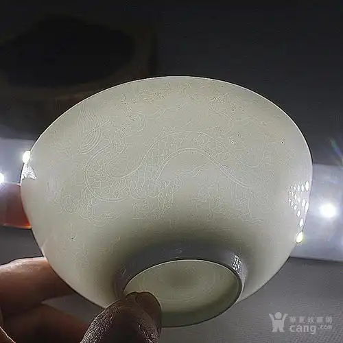 大明永乐甜白釉暗刻龙纹薄胎碗