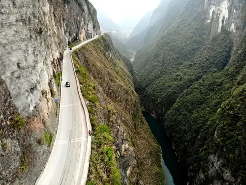 绝壁天路 恩施州鹤峰县,有个地方当地人称雕崖,形容地势险要,只有雕