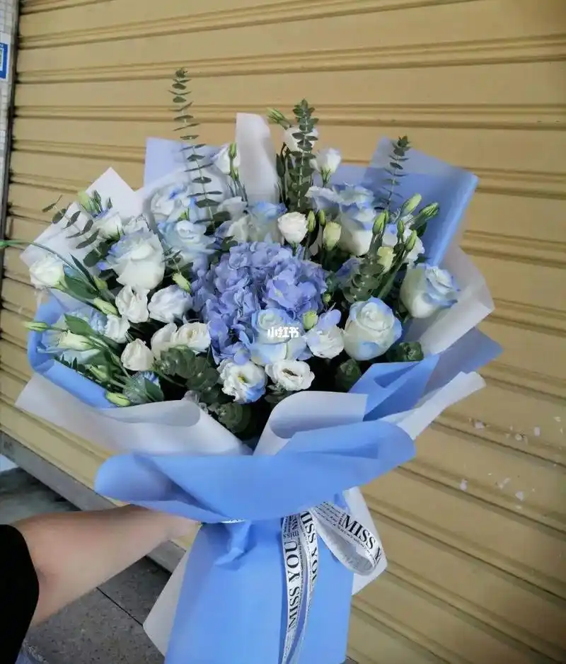 有一种玫瑰叫碎冰蓝,用心将纯洁的白玫瑰染色而成,花语为送给你 - 抖