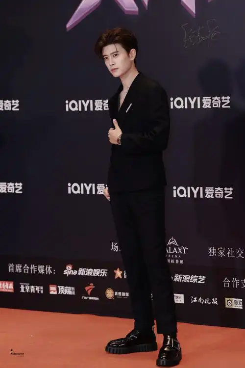 爱奇艺尖叫之夜##任嘉伦爱奇艺尖叫之夜##任嘉伦的深v西装