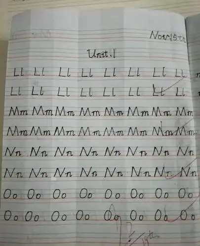 刚学习英语的小学生,写的太漂亮