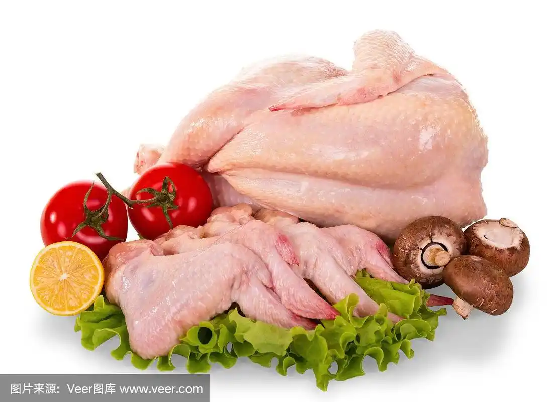 一个完整的生鸡胴体和鸡翅,西红柿,蘑菇,柠檬和莴苣叶孤立在白色.