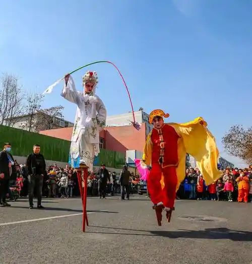 春节习俗踩高跷