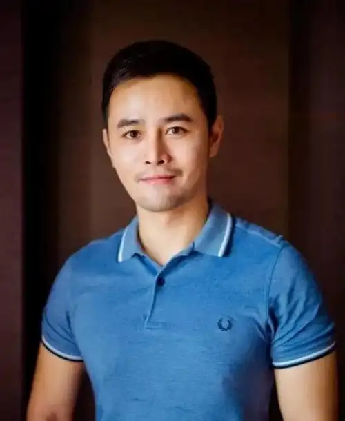 新浪微博42w 粉丝 甚至有女粉丝留言 余振霆,你笑起来的样子美好如