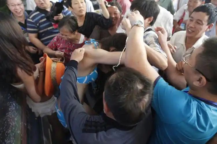 哄抢纪念品 泳装嫩模被火爆围逼【组图】