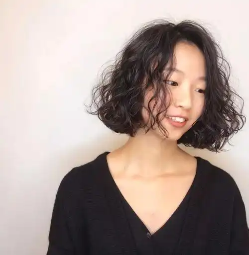 短发烫发爆小卷发型女人味十足