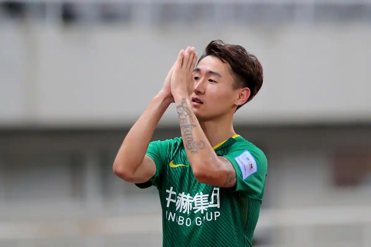 国安艰难淘汰上港晋级足协杯四强!韦世豪赛后谢场遭上港球迷谩骂