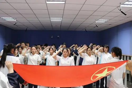 时代新人——临西一中北校区举行新团员入团仪式 写美篇向团旗宣誓后