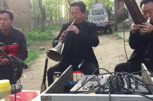 实拍农村白事接客,老师精彩的唢呐吹奏