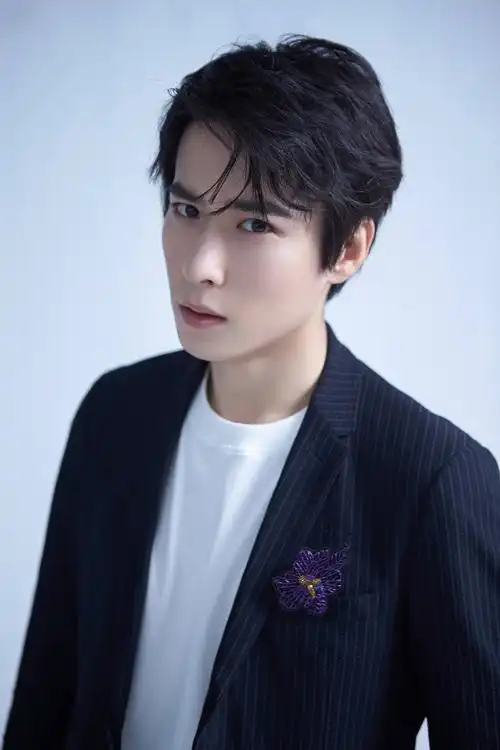 吴昊泽西装写真曝光清爽有型诠释成熟魅力