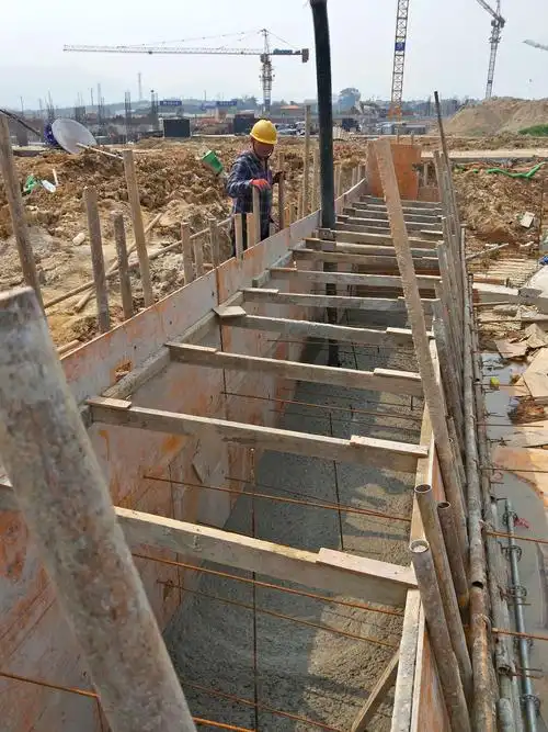 11,技术学校挡土墙墙身混凝土浇筑