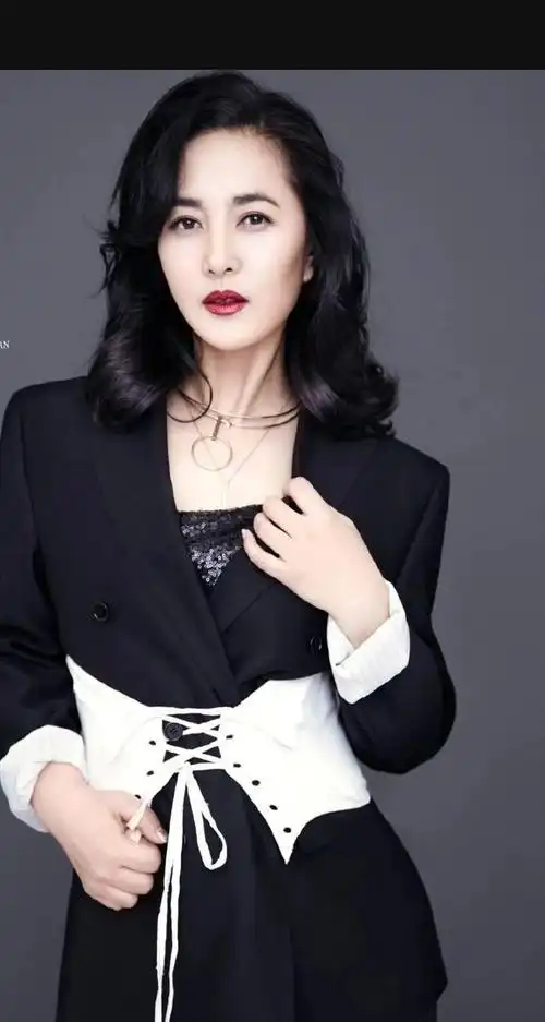 "大众情人"王菁华,和常戎分手后,50岁仍未婚