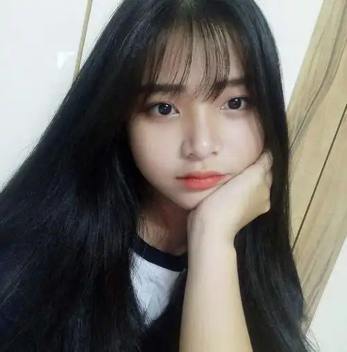 长相清纯可爱,让人有一种想要保护她的感觉.