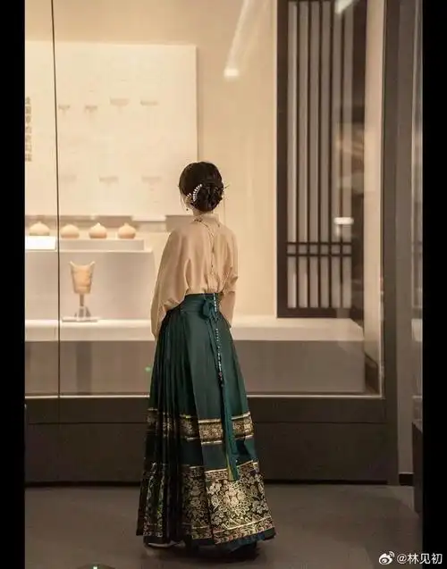 马面裙在国潮中遥遥领先#马面裙比我们想象中要简单好搭,可以搭配衬衫