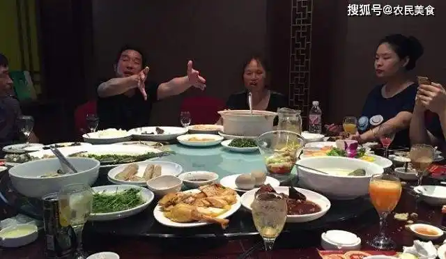 聚餐时万不可出现这5种行为极其没素质让人看着就厌烦