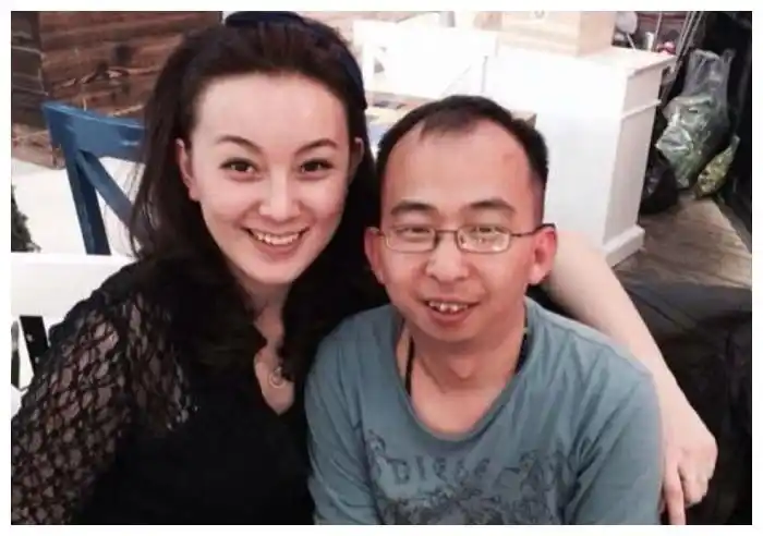 身高不到一米六比黄渤还要丑身价高达10亿还娶了一个漂亮老婆