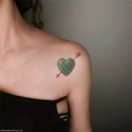一箭穿破玻璃心形象寓意丰富的个性纹身图案