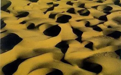 ②新月形沙丘链,由新月形沙丘相互连接形成,其高度一般在10～30米,长