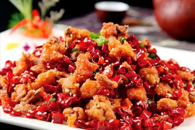 做辣子鸡有技巧,大厨分享2个诀窍,鸡肉越嚼越香,辣椒又酥又脆