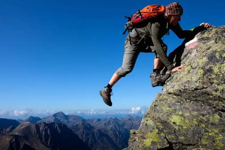 天空中的跳伞教练和学员