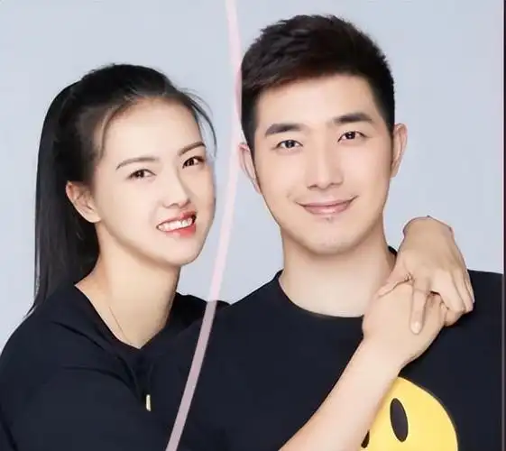 前中国女排队员张常宁护送丈夫抵达新疆,吴冠希将为新队效力四年